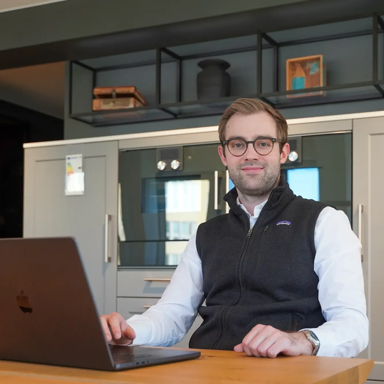 Robin Neumann Macbook Pro asensu Geschaeftsfuehrer 2025 edited